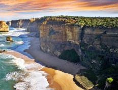 开云体育-钢铁防线绞杀火焰进攻—雷霆窒息式防守锁定西部排名关键战