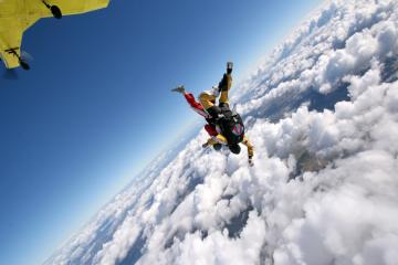 开云体育中国-双线鏖战，F1新季烽烟与掘金突围背后的策略与意志角力