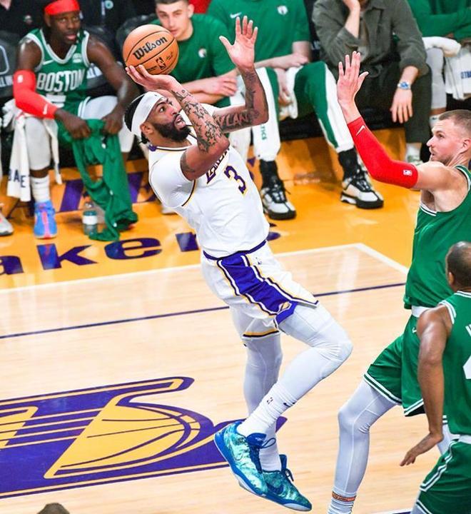 开云体育官方网站-湖人主场擒绿衫军，取得胜利