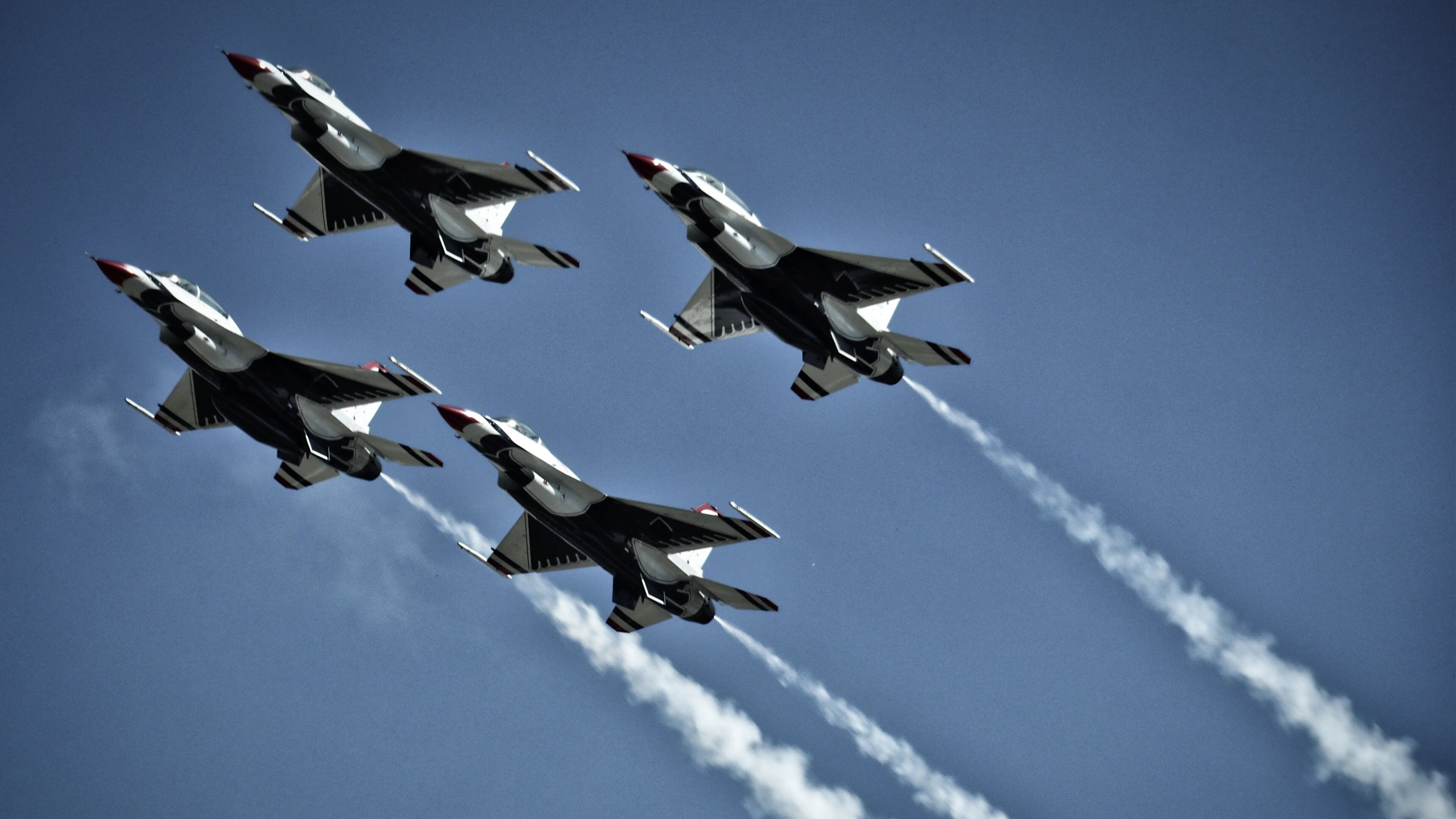 开云体育平台APP-统治与速度,巴萨的高压足球与C罗的赛道征服